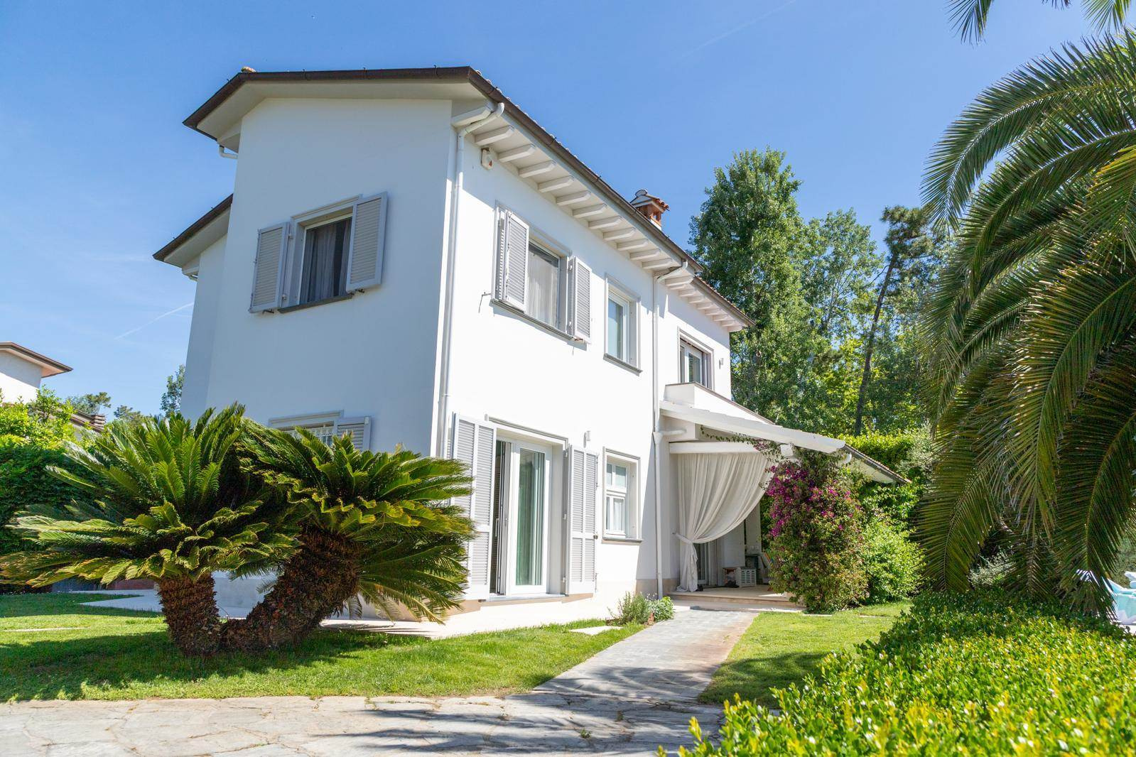 Private Garden Villa with Pool near the Beach in Forte dei Marmi