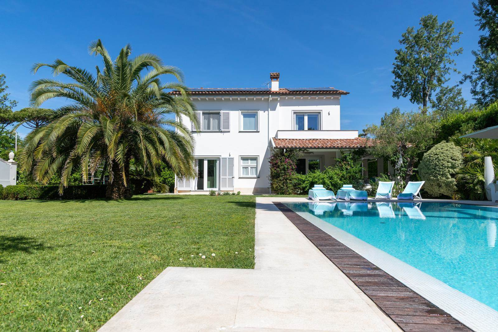 Private Garden Villa with Pool near the Beach in Forte dei Marmi