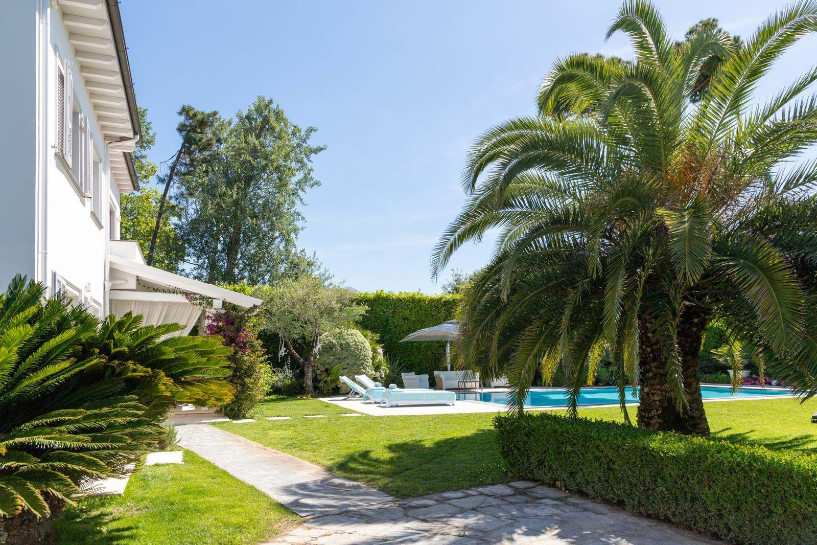 Private Garden Villa with Pool near the Beach in Forte dei Marmi