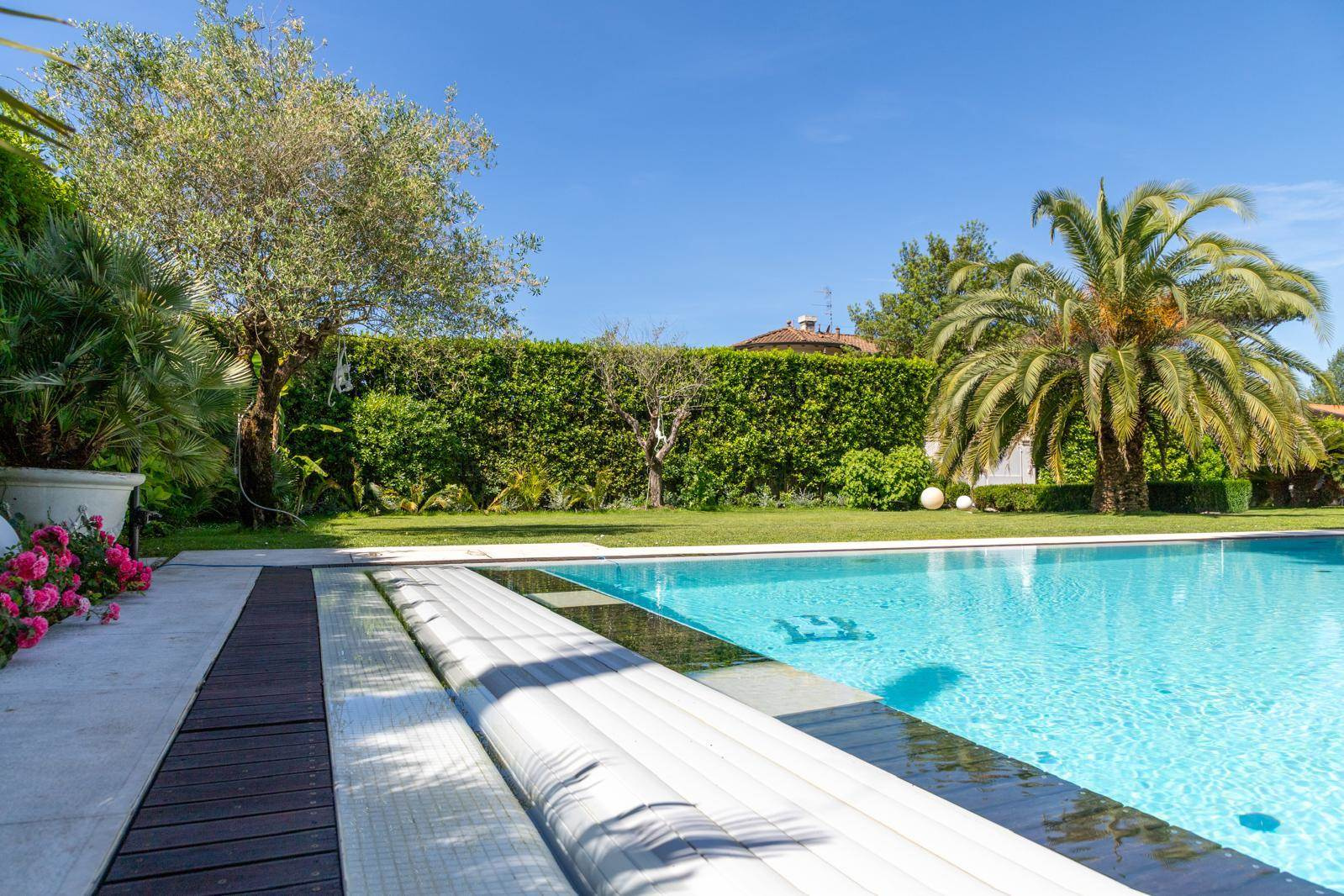 Private Garden Villa with Pool near the Beach in Forte dei Marmi